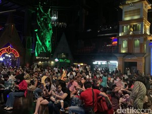 Wahana Trans Studio Bandung Ramai Pengunjung di Hari Kedua Lebaran