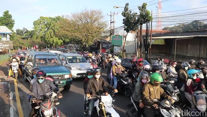 Suasana jalan di kawasan Cibiru Bandung.