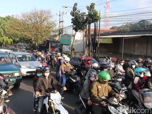 Kawasan Cibiru Bandung Macet Dipadati Pemudik Lokal Pagi Ini