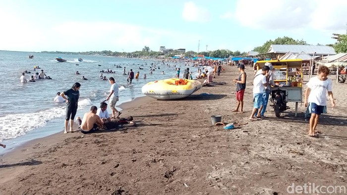 Pantai Tanjung Bayang Makassar Diserbu Warga Hari Ini Pengunjung 1 500 Orang