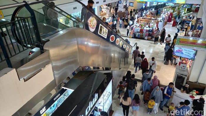 Suasana perbelanjaan ramai pengunjung di masa libur Lebaran.