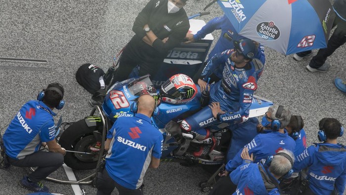 SPIELBERG, AUSTRIA - AUGUST 08: Alex Rins of Spain and Team Suzuki ECSTAR prepares to start on the grid during the MotoGP race during the MotoGP of Styria - Race at Red Bull Ring on August 08, 2021 in Spielberg, Austria. (Photo by Mirco Lazzari gp/Getty Images)