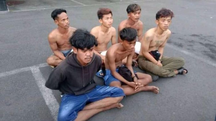 Tampang enam pemuda diamankan imbas tawuran maut saar momen Lebaran 2022 di Makassar (Dok. Istimewa)