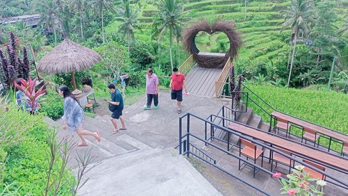 Wisatawan asing menikmati segarnya udara persawahan di Ceking Tegallalang, Gianyar.