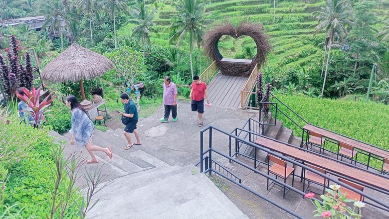 tegallalang Wisatawan asing menikmati segarnya udara persawahan di Ceking Tegallalang, Gianyar.