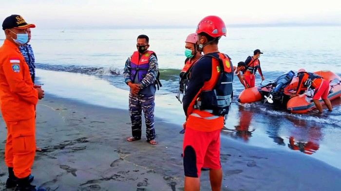 Tim gabungan personel Basarnas, TNI AL, Pos Polair Pengambengan, Potensi SAR 115 dan BPBD Jembrana, hingga hari ke enam turun melakukan pencarian korban pemudik yang tenggelam di Selat Bali, Selasa (3/5/2022)
