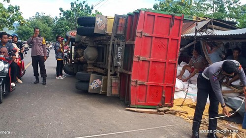 truk yang memuat puluhan karung jagung terguling dan menimpa bengkel sepeda motor di Kabupaten Dompu, Nusa Tenggara Barat (NTB), Selasa 3 Mei 2022