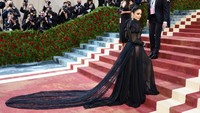 Penampilan Vanessa Hudgens di Met Gala 2022. (Foto: AFP/ANGELA WEISS)