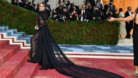 Vanessa Hudgens mengenakan busana rancangan Moschino. (Foto: AFP/ANGELA WEISS) 