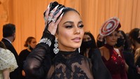 Gaun Vanessa Hudgens tampak senada dengan sepatu hitam yang dikenakannya. (Foto: AFP/ANGELA WEISS) 