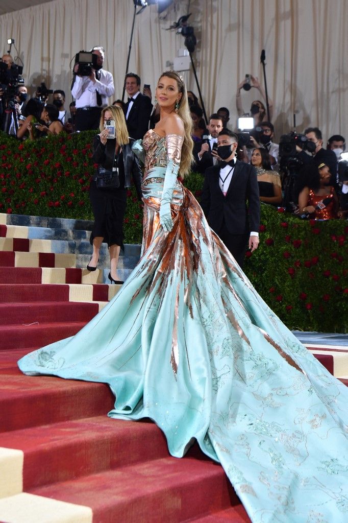 US actress Blake Lively and husband Canadian-US actor Ryan Reynolds arrive for the 2022 Met Gala at the Metropolitan Museum of Art on May 2, 2022, in New York. - The Gala raises money for the Metropolitan Museum of Art's Costume Institute. The Gala's 2022 theme is 