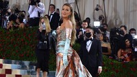 Kini gaun Blake Lively berubah jadi kebiruan. Sarung tangannya pun ikut tampil beda! (Foto: AFP/ANGELA WEISS) 