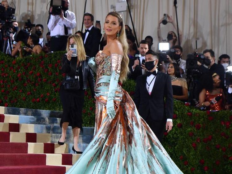 Busana Blake Lively Berubah Warna, Jadi Pusat Perhatian di Met Gala