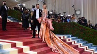 Blake Lively mengenakan busana Atelier Versace. Mengejutkannya, di tengah-tengah tangga ikonik lokasi Met Gala, busana perunggu itu berubah warna. (Foto: AFP/ANGELA WEISS) 