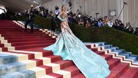 Lipatan-lipatan kain yang ada di sekitar pinggul Blake Lively dibuka yang kemudian mengungkap tampilan lain dari gaun Versace itu. (Foto: AFP/ANGELA WEISS) 
