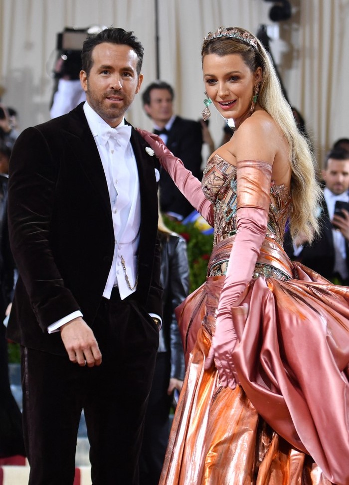 US-ENTERTAINMENT-FASHION-METGALA-CELEBRITY-MUSEUM-PEOPLE US actress Blake Lively and husband Canadian-US actor Ryan Reynolds arrive for the 2022 Met Gala at the Metropolitan Museum of Art on May 2, 2022, in New York. - The Gala raises money for the Metropolitan Museum of Art's Costume Institute. The Gala's 2022 theme is