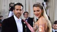 Penampilan Blake Lively dan Ryan Reynolds terasa sangat sesuai dengan tema Gilded Glamour di Met Gala 2022. (Foto: AFP/ANGELA WEISS) 