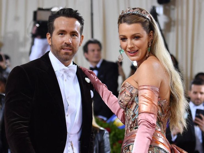 US-ENTERTAINMENT-FASHION-METGALA-CELEBRITY-MUSEUM-PEOPLE US actress Blake Lively and husband Canadian-US actor Ryan Reynolds arrive for the 2022 Met Gala at the Metropolitan Museum of Art on May 2, 2022, in New York. - The Gala raises money for the Metropolitan Museum of Arts Costume Institute. The Galas 2022 theme is