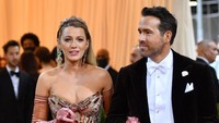 Saat tiba di lokasi Met Gala, gaun Blake Lively terlihat berwarna pink-perunggu. (Foto: AFP/ANGELA WEISS) 