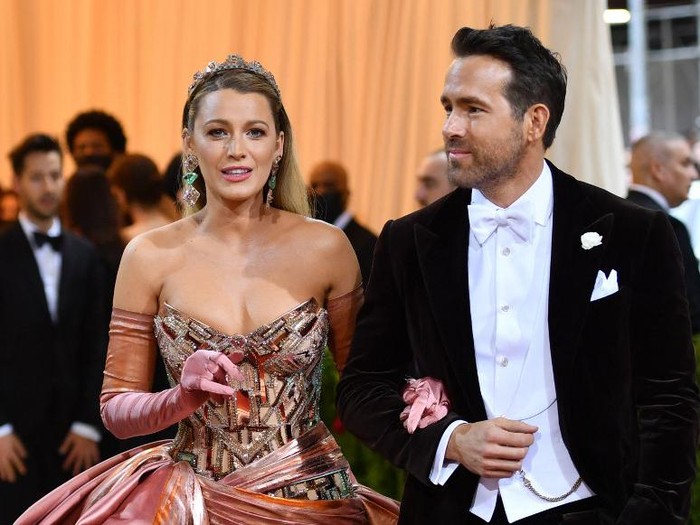 US actress Blake Lively and husband Canadian-US actor Ryan Reynolds arrive for the 2022 Met Gala at the Metropolitan Museum of Art on May 2, 2022, in New York. - The Gala raises money for the Metropolitan Museum of Arts Costume Institute. The Galas 2022 theme is In America: An Anthology of Fashion. (Photo by ANGELA WEISS / AFP)