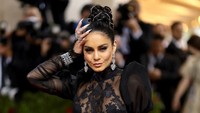 Dari atas hingga bawah, gaun Vanessa Hudgens menerawang mengekspos kulitnya. (Foto: AFP/ANGELA WEISS) 