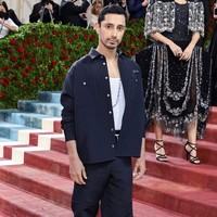 Pada 2021, Riz Ahmed mengukir sejarah sebagai pria muslim pertama yang masuk nominasi aktor utama terbaik dalam sejarah Acadamy Awards berkat perannya di film Sound of Metal. Sejak sorotan terus tertuju padanya, aktor berdarah Pakistan yang besar di Inggris ini mulai memerhatikan gaya berbusananya. Di MET Gala 2022, ia membuat fashion statement dengan busana rancangan desainer imigran bernama 4S. (Foto: Getty Images via AFP/JAMIE MCCARTHY)