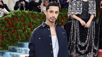 Riz Ahmed merupakan aktor muslim dan Asia pertama yang menang Emmy sebagai pemeran utama, juga peraih nominasi Oscar muslim pertama di kategori Best Actor. (Foto: Getty Images via AFP/JAMIE MCCARTHY) 