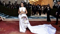 Sang Cinderella, Camila Cabello mengenakan Atelier Prabal Gurung. (Foto: Getty Images via AFP/DIMITRIOS KAMBOURIS) 