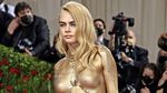 Cara Delevingne Buka Baju di Met Gala
