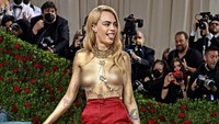 Selama beberapa saat Cara Delevingne menikmati sorot kamera dan bergaya. (Foto: Getty Images via AFP/DIMITRIOS KAMBOURIS)  