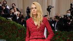 Cara Delevingne Buka Baju di Met Gala