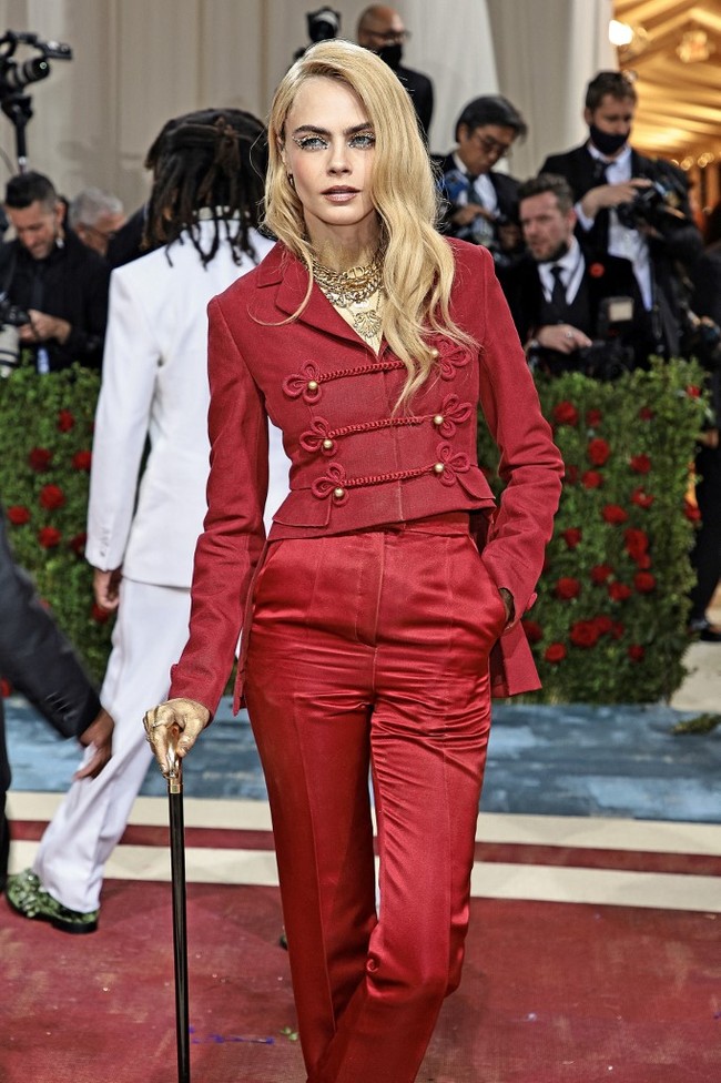 MET Gala 2022 yang digelar di Metropolitan Museum of Art, New York City, pada Senin (2/5/2022), bertaburan bintang. Cara Delevingne pun tak melewatkan perhelatan fashion terakbar yang tahun ini mengusung tema Gilded Glamour. (Foto: Getty Images via AFP/DIMITRIOS KAMBOURIS)