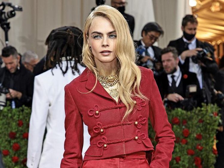 Cara Delevingne Buka Baju di Met Gala