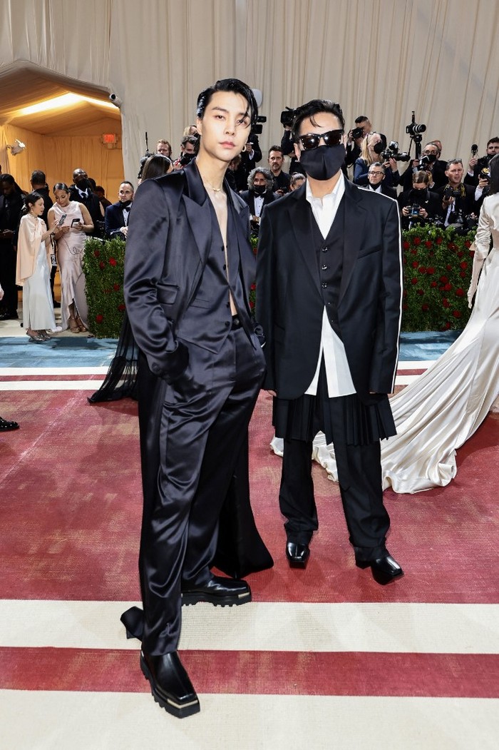 NEW YORK, NEW YORK - MAY 02: Johnny Suh (L) attends The 2022 Met Gala Celebrating 