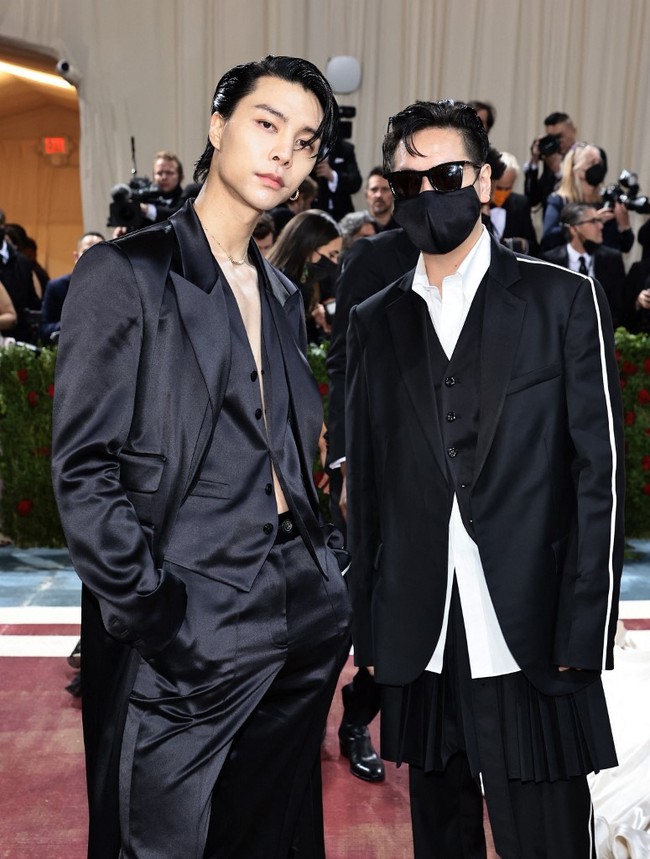 Artis Korea lain yang gayanya bikih heboh fans di Met Gala 2022 adalah Johnny NCT. Pemilik nama asli John Jun Suh tersebut mengenakan setelan edgy rancangan Peter Do. Selalin penampilannya yang bikin terpesona, interaksinya dengan Gigi Hadid hingga Kris Jenner juga jadi perbincangan.Foto: Getty Images via AFP/JAMIE MCCARTHY