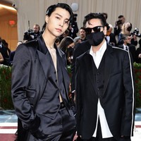 Artis Korea lain yang gayanya bikih heboh fans di Met Gala 2022 adalah Johnny NCT. Pemilik nama asli John Jun Suh tersebut mengenakan setelan edgy rancangan Peter Do. Selalin penampilannya yang bikin terpesona, interaksinya dengan Gigi Hadid hingga Kris Jenner juga jadi perbincangan.Foto: Getty Images via AFP/JAMIE MCCARTHY