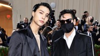 Johnny tampil serba hitam di Met Gala 2022. (Foto: Getty Images via AFP/JAMIE MCCARTHY)  