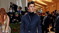 Shawn Mendes bak Pangeran Tampan dalam kisah Cinderella. (Foto: Getty Images via AFP/DIMITRIOS KAMBOURIS) 