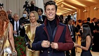 Hadiri Met Gala 2022, Shawn Mendes jalan sendirian mengenakan busana dari Tommy Hilfiger. (Foto: Getty Images via AFP/DIMITRIOS KAMBOURIS) 