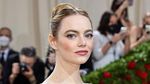Potret Emma Stone di Met Gala 2022, Anggun bak Angsa Putih