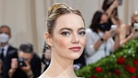 Emma Stone tampil anggun bak angsa putih dengan gaun Louis Vuitton. (Foto: Getty Images via AFP/DIMITRIOS KAMBOURIS)  