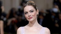 Gaun simpel tersebut membuat kulit Emma Stone semakin terlihat bersinar. (Foto: Getty Images via AFP/DIMITRIOS KAMBOURIS)  