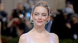 Saat Willem Dafoe Minta Emma Stone Tampar Wajahnya 20 Kali di Balik Kamera