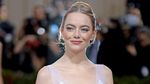 Potret Emma Stone di Met Gala 2022, Anggun bak Angsa Putih