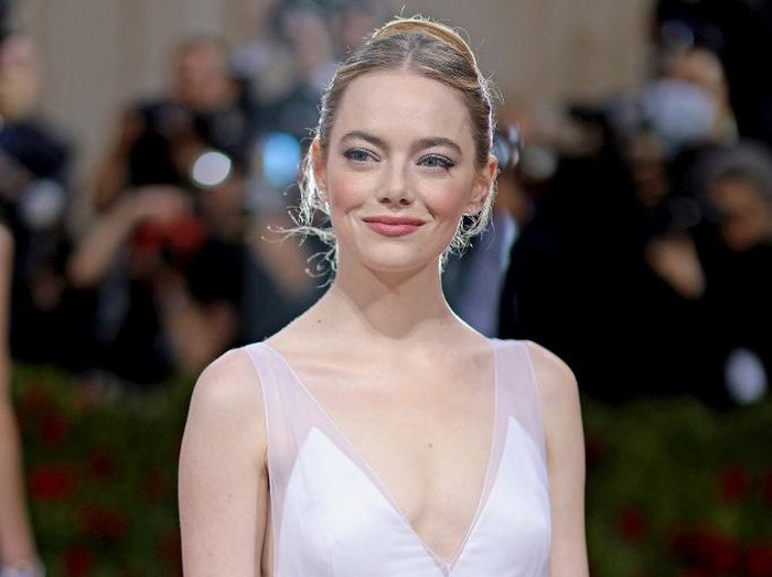 NEW YORK, NEW YORK - MAY 02: Emma Stone attends The 2022 Met Gala Celebrating In America: An Anthology of Fashion at The Metropolitan Museum of Art on May 02, 2022 in New York City.   Dimitrios Kambouris/Getty Images for The Met Museum/Vogue/AFP (Photo by Dimitrios Kambouris / GETTY IMAGES NORTH AMERICA / Getty Images via AFP)