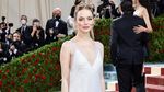 Potret Emma Stone di Met Gala 2022, Anggun bak Angsa Putih
