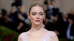 Potret Emma Stone di Met Gala 2022, Anggun bak Angsa Putih