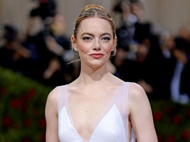 Potret Emma Stone di Met Gala 2022, Anggun bak Angsa Putih