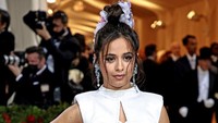 Baik Shawn dan Camila tak tampak membawa gandengan di Met Gala 2022 ini. (Foto: Getty Images via AFP/DIMITRIOS KAMBOURIS) 