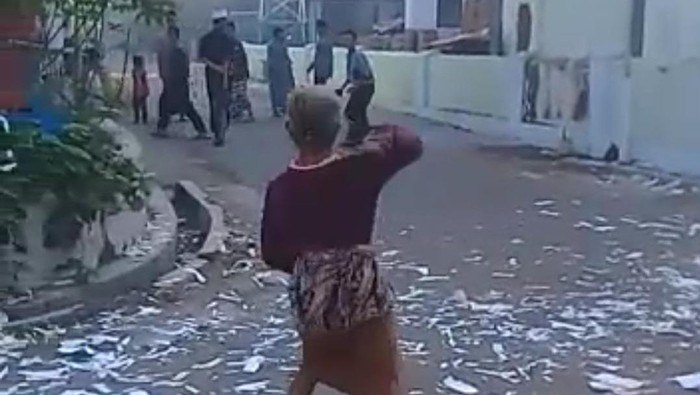 Video nenek usir anak-anak main mercon